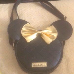 I’m selling this cute shoulder purse !